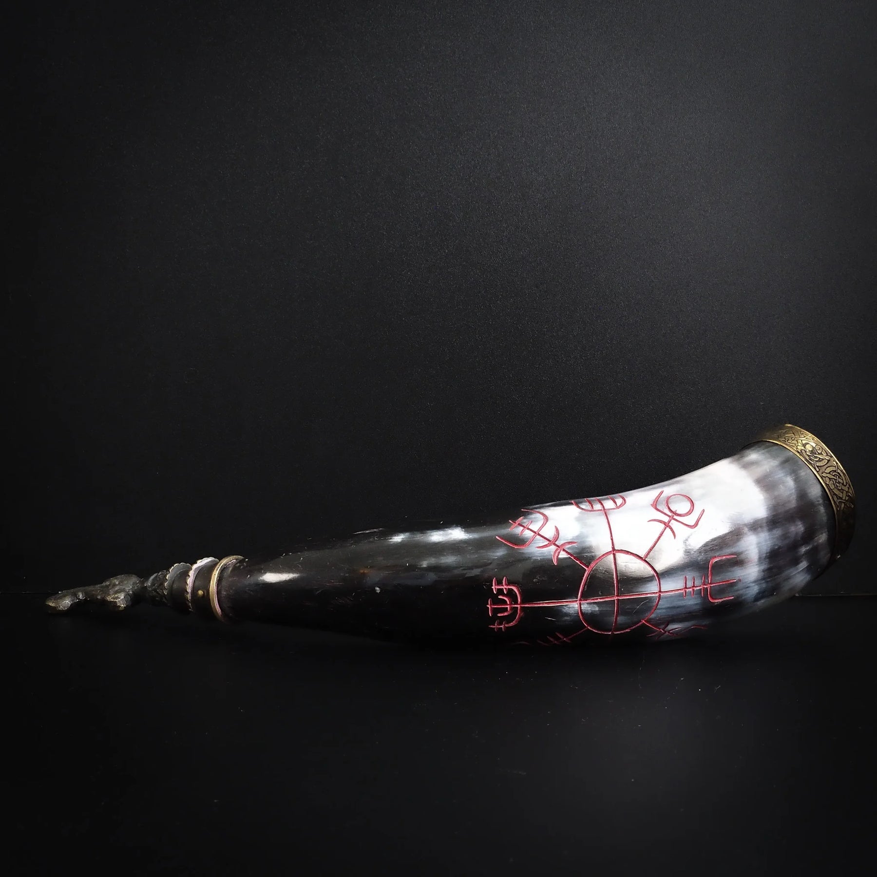 Drinking horn with raven and engraving. about 250 ml