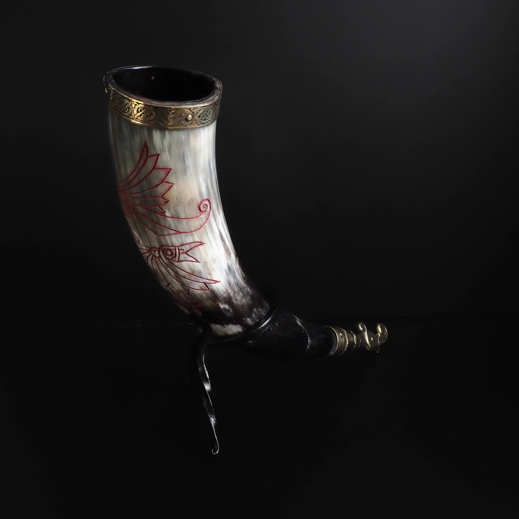 Drinking horn with raven and engraving. about 250 ml