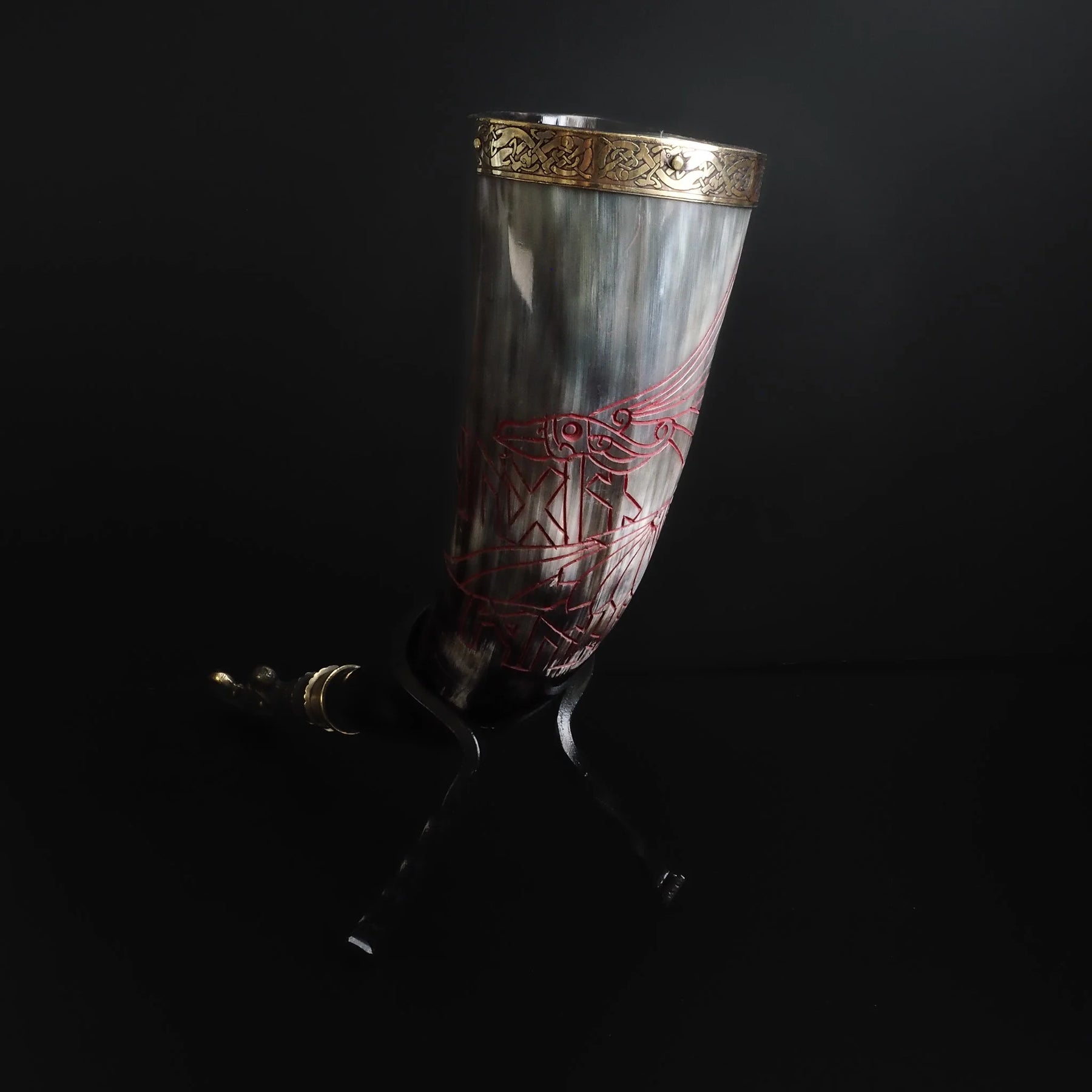 Drinking horn with raven and engraving. about 250 ml