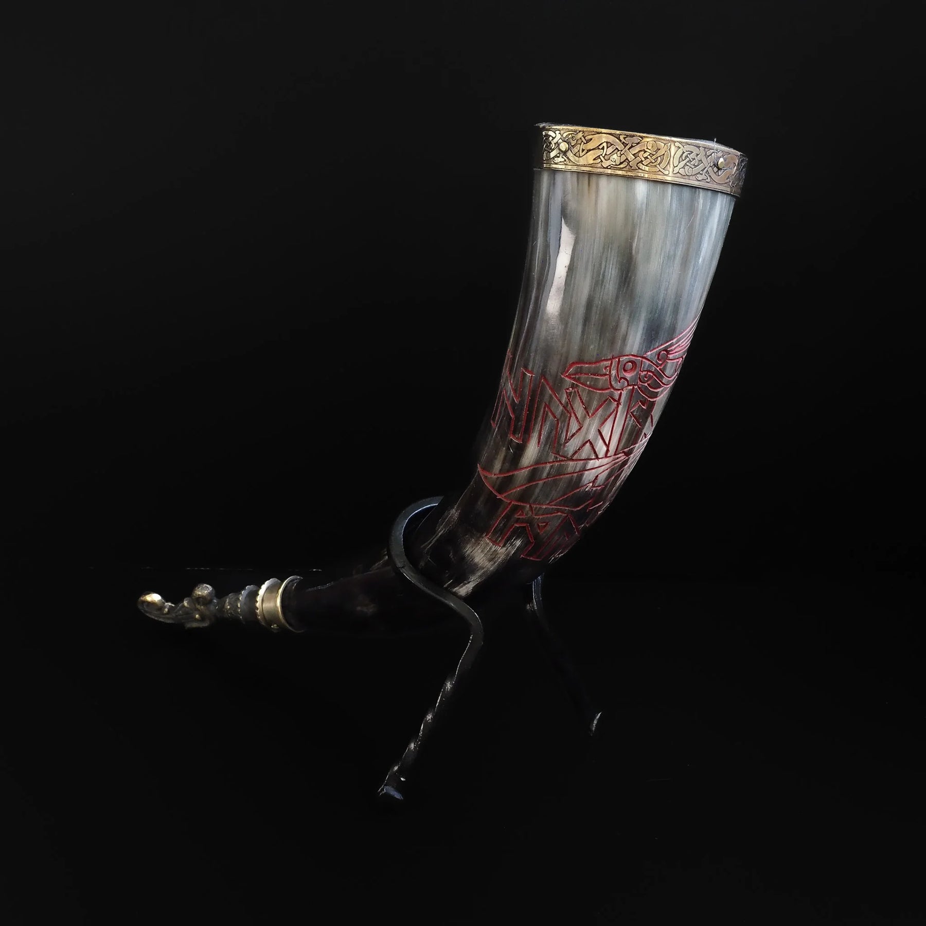 Drinking horn with raven and engraving. about 250 ml