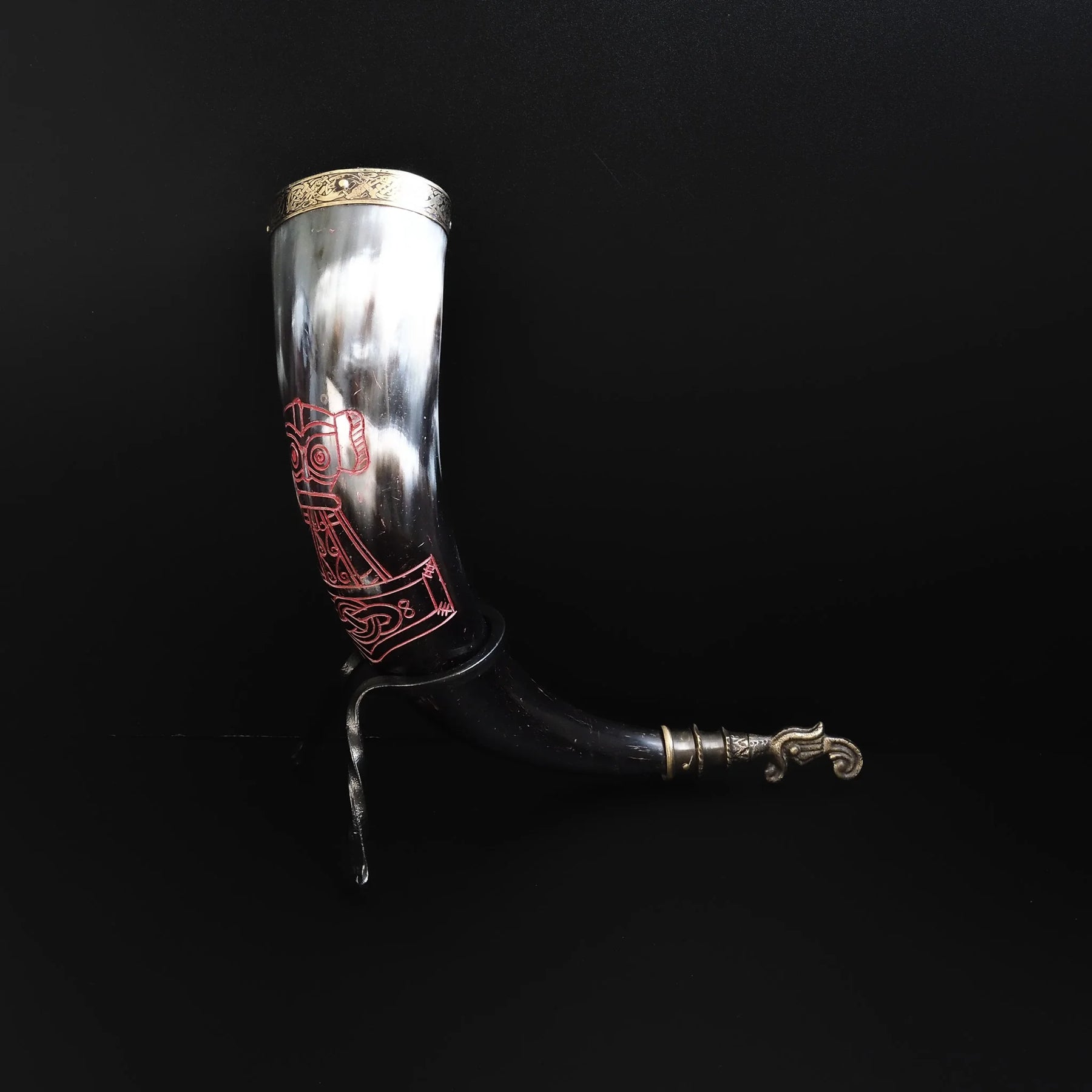 Drinking horn with raven and engraving. about 250 ml