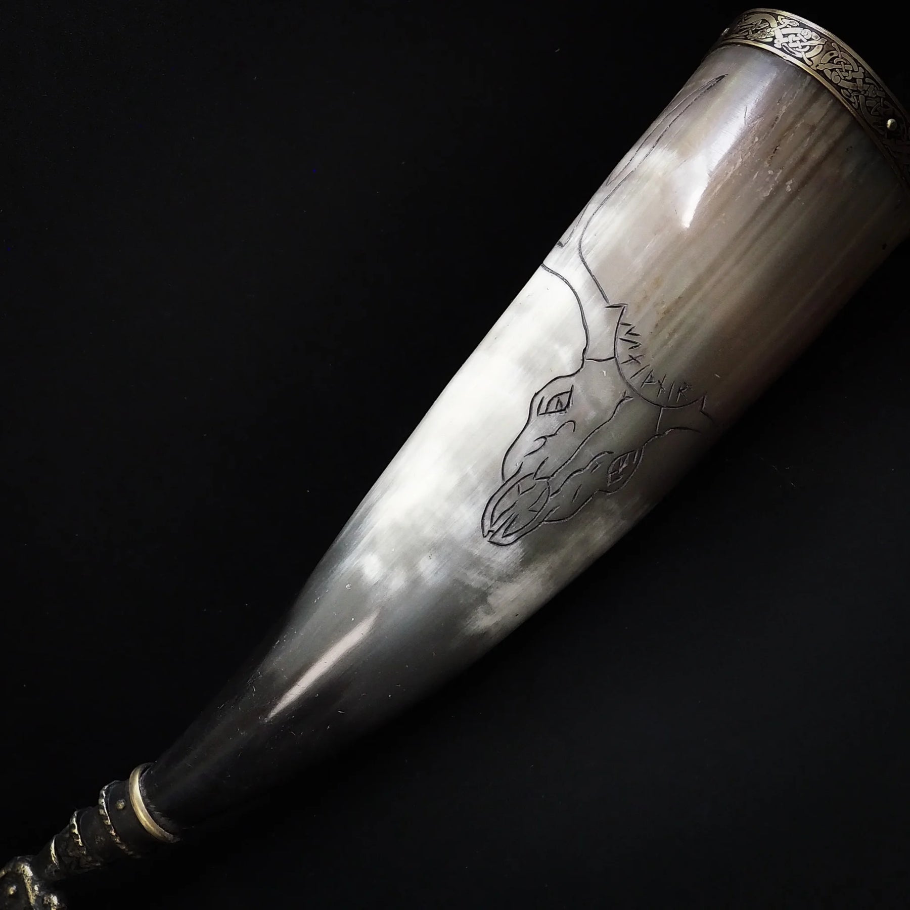 Drinking horn with raven and engraving. about 250 ml