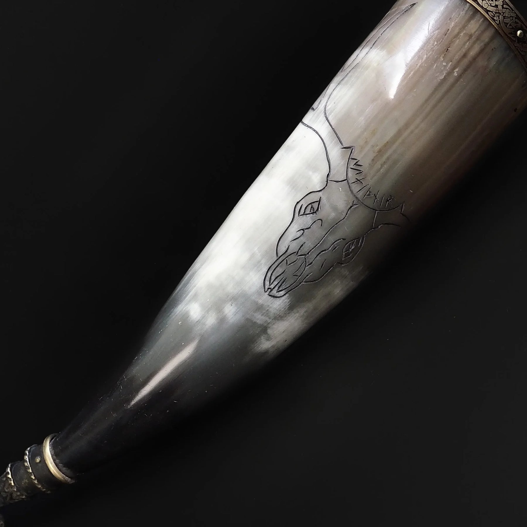 Drinking horn with raven and engraving. about 250 ml