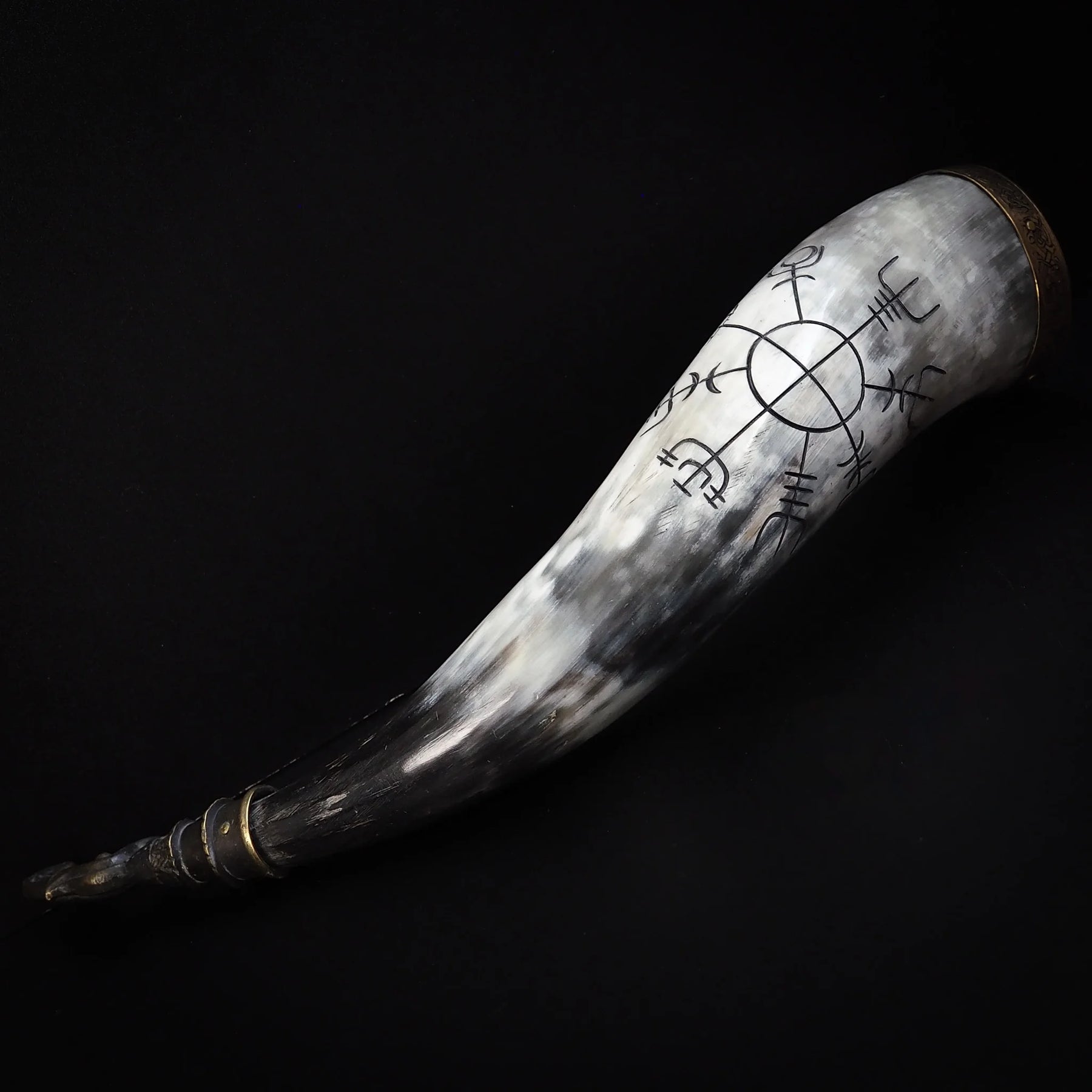 Drinking horn with raven and engraving. about 250 ml