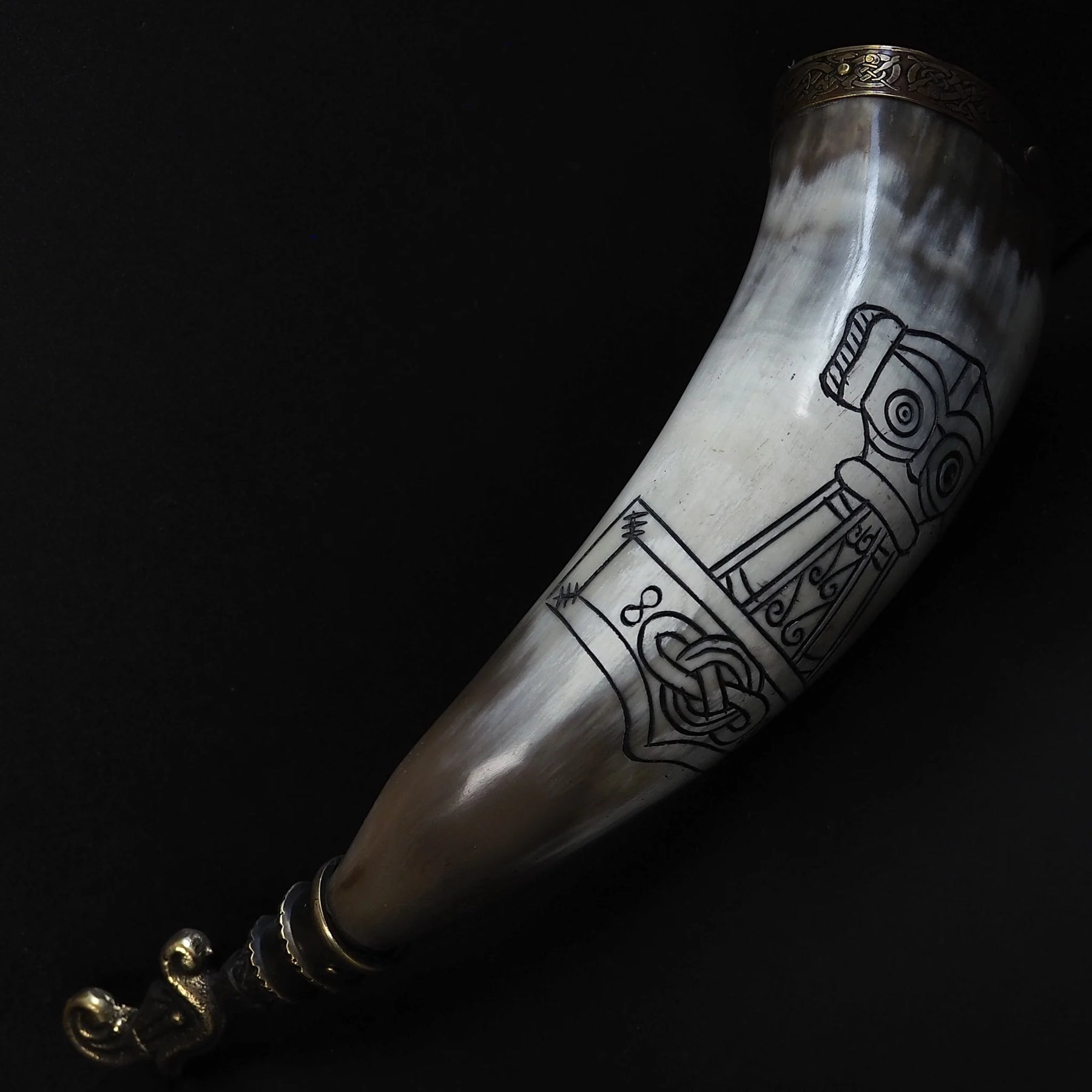 Drinking horn with raven and engraving. about 250 ml