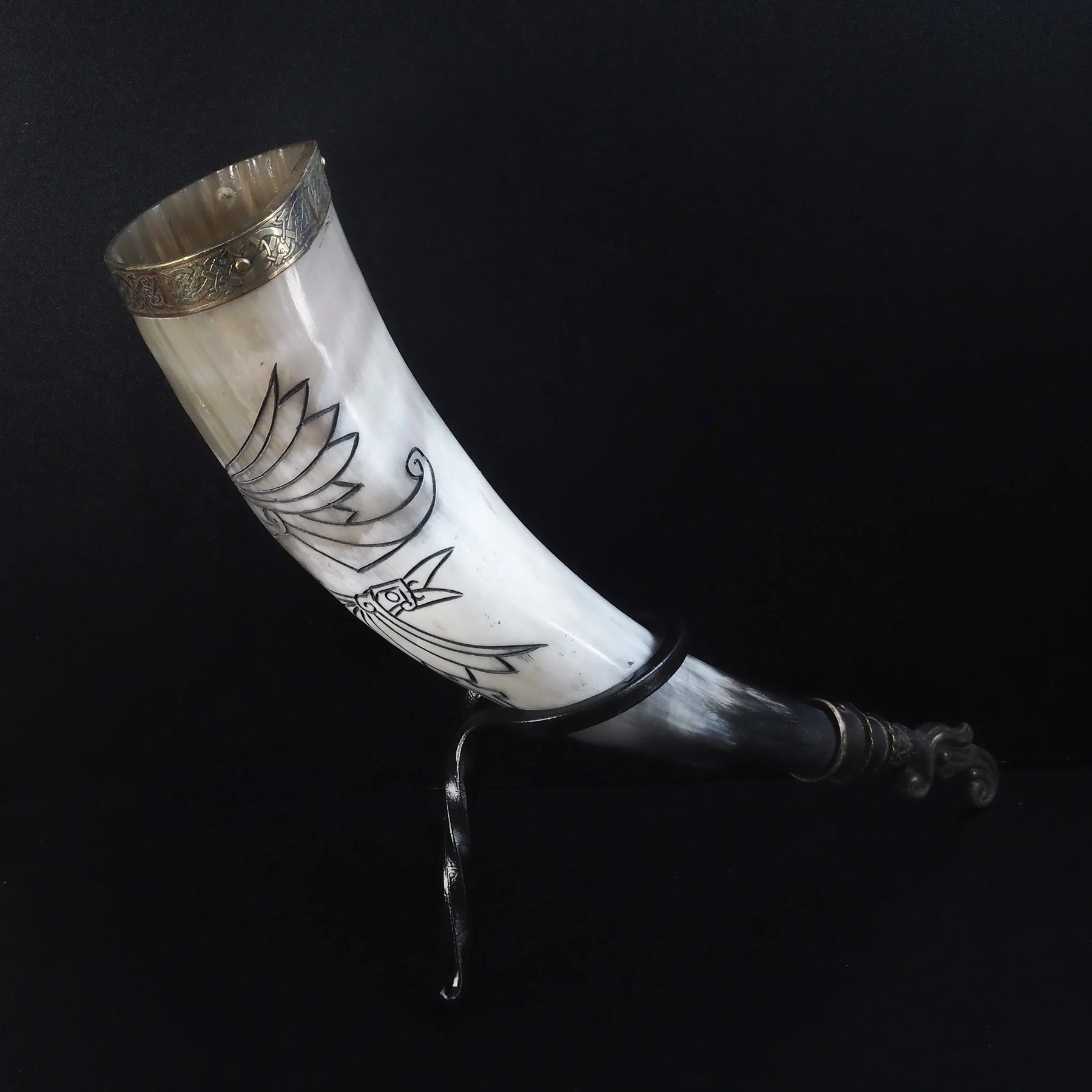 Drinking horn with raven and engraving. about 250 ml