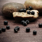 Liten svart glaspärla