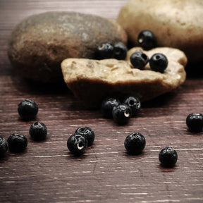 Liten svart glaspärla