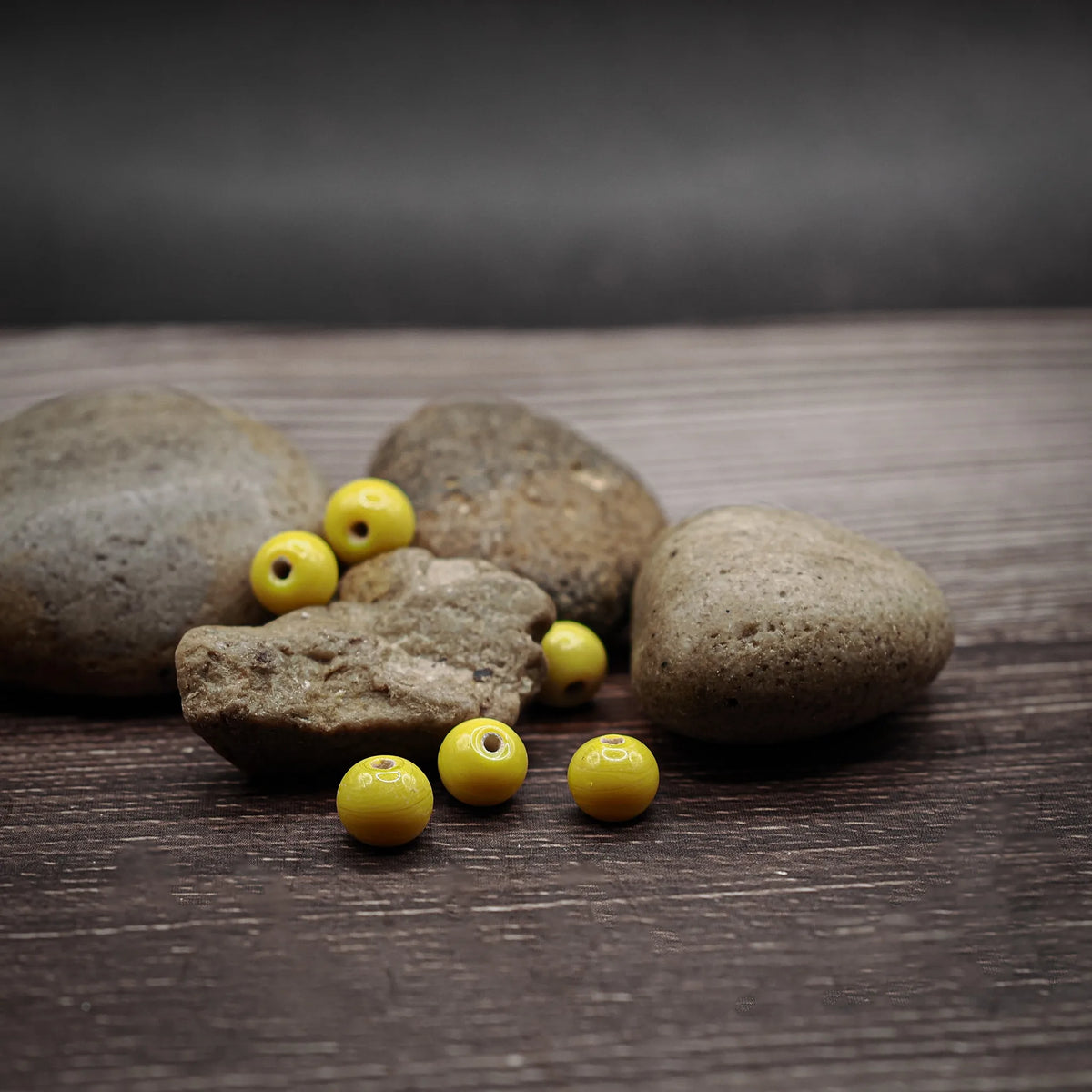 Liten gul glaspärla