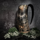 Stor Tor-mugg (700-900ml) opolerad, naturlig hornstruktur med två ringar. Marmorerad mörkbrun och grå färg. Mossa vid basen.
