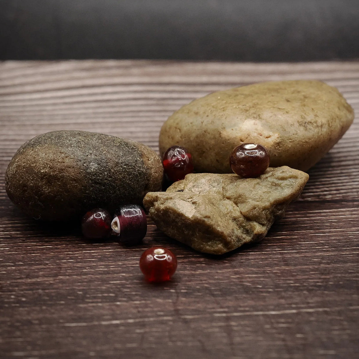 Mörkröd glaspärla