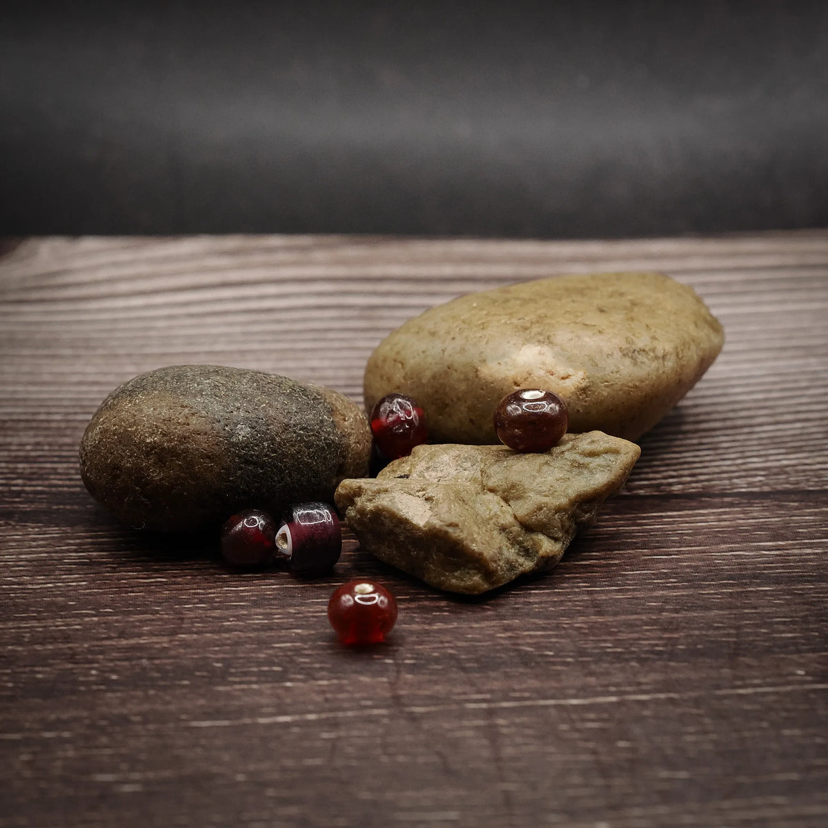 Mörkröd glaspärla