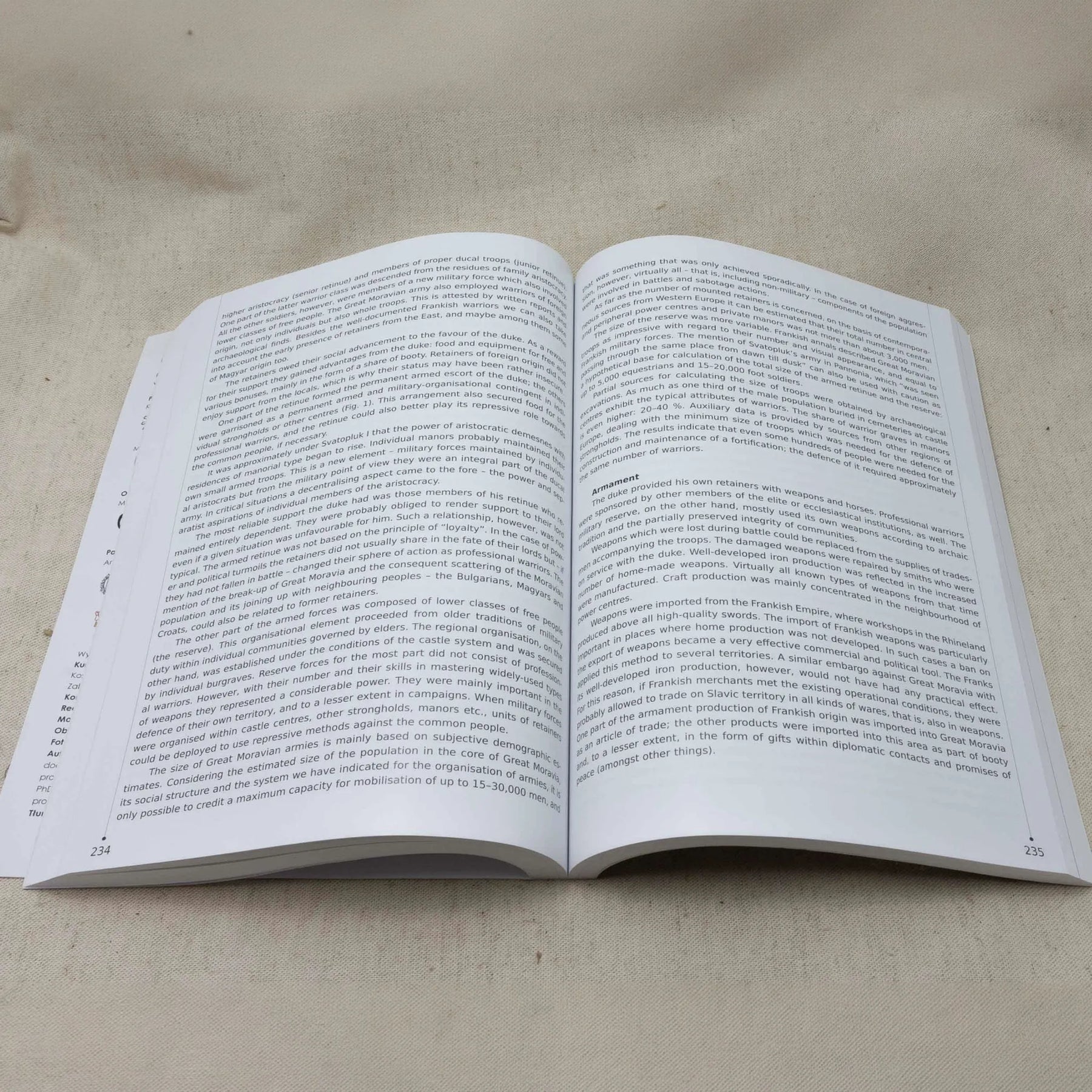 Boken Great Moravia – uppslagen vid textsidor om krigföring och vapen