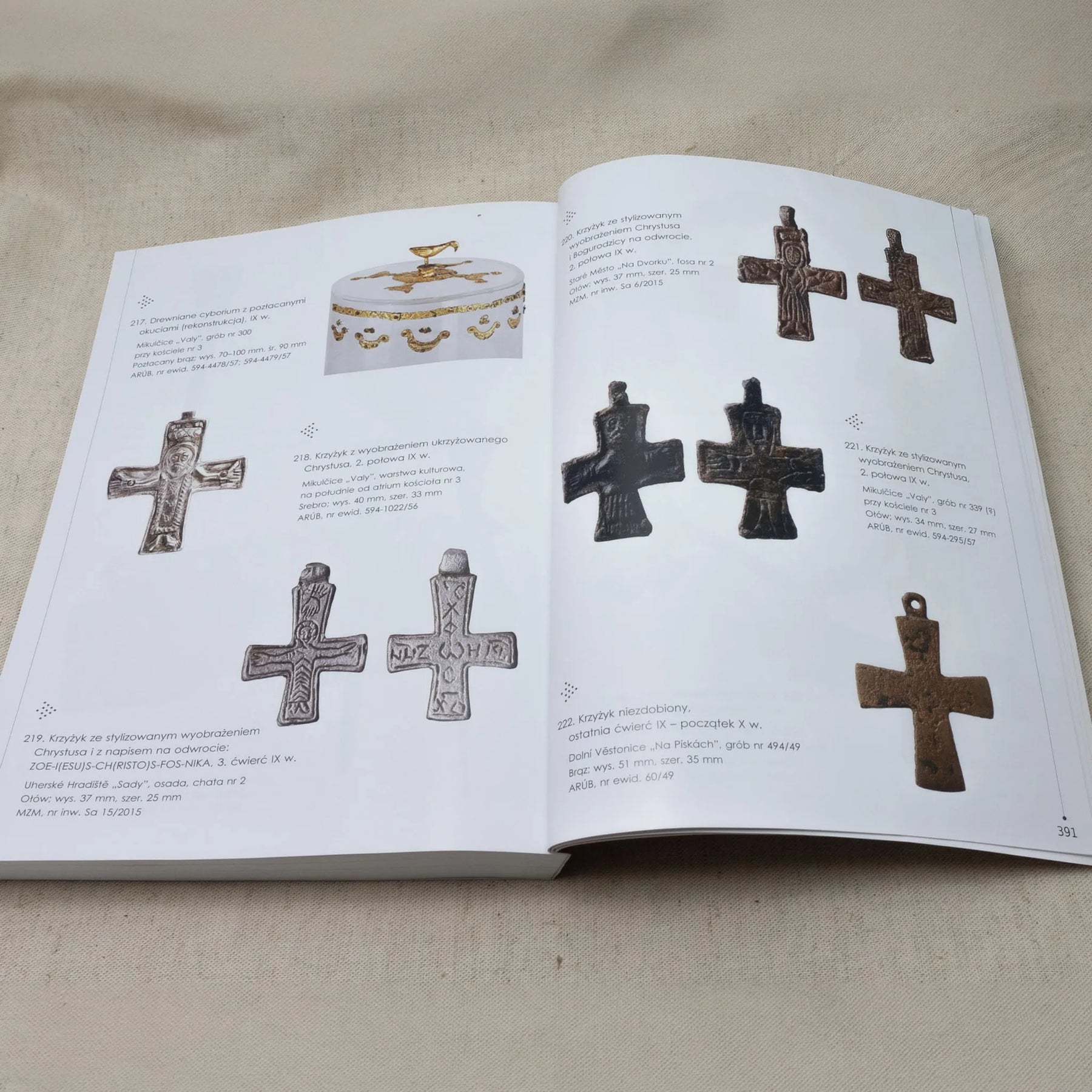 Boken Great Moravia – uppslagen vid sida med krucifix och kors av metall