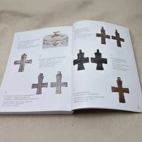 Boken Great Moravia – uppslagen vid sida med krucifix och kors av metall