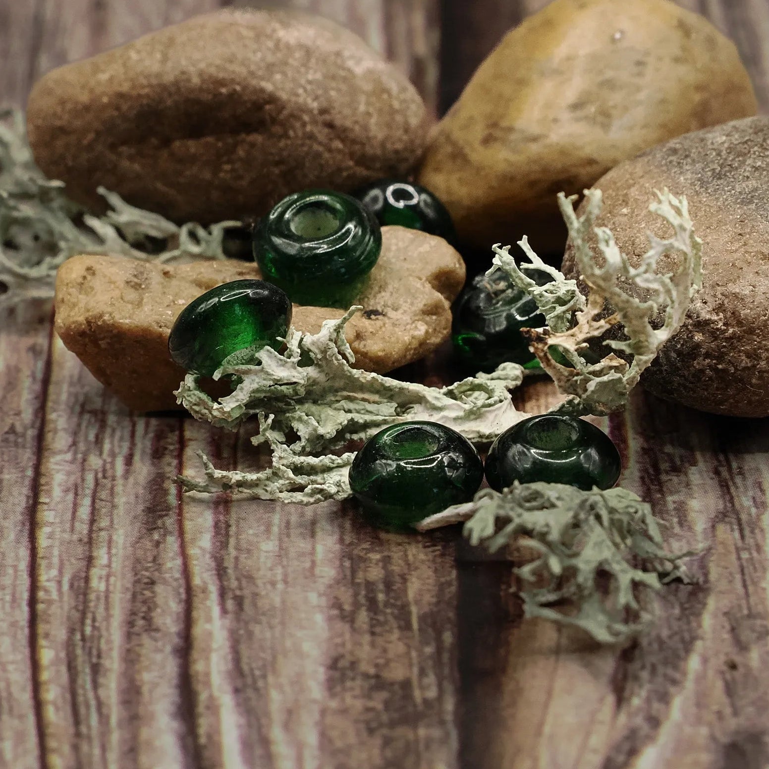 Green, low, glass bead. 07700108