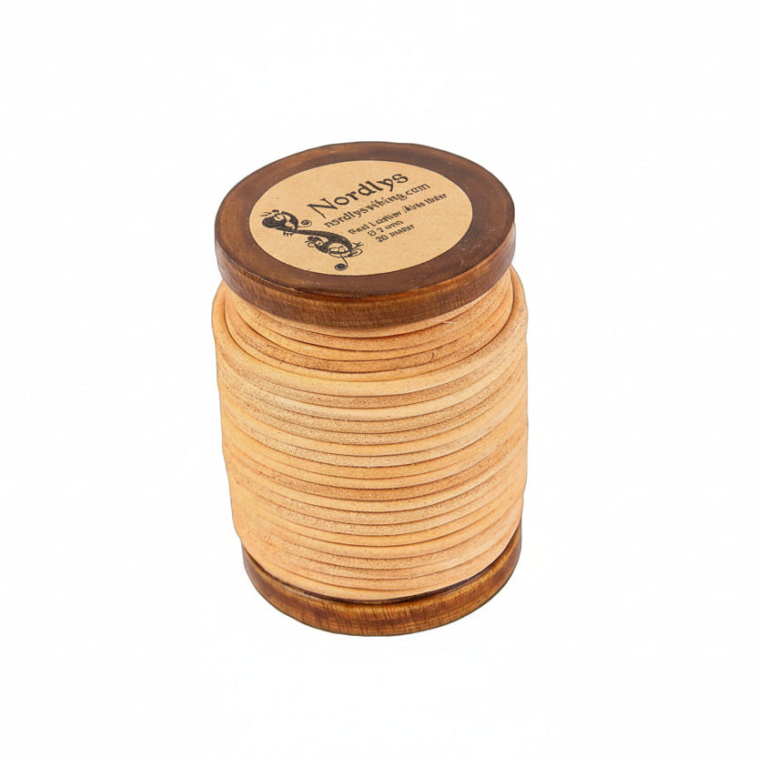 Läderband 2mm på träspole, ovanifrån med etiketten väl synlig, visar Nordlys märkning och naturlig kalvskinn färg