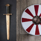 2:a sortering: Lilla krigaren, rödvit sköld och träsvärd