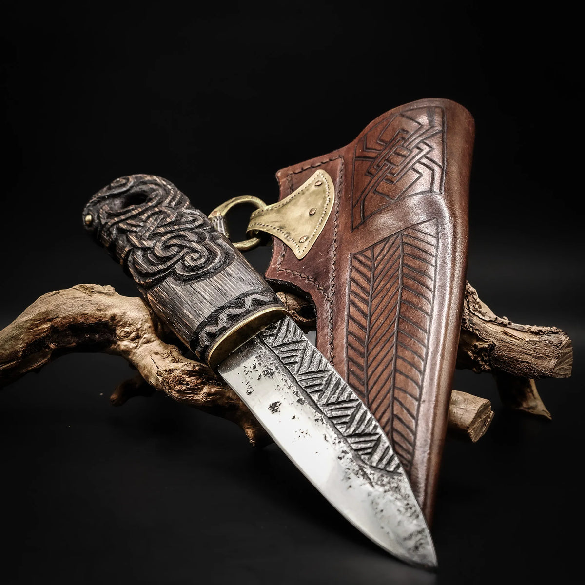 Knife with a dragon head