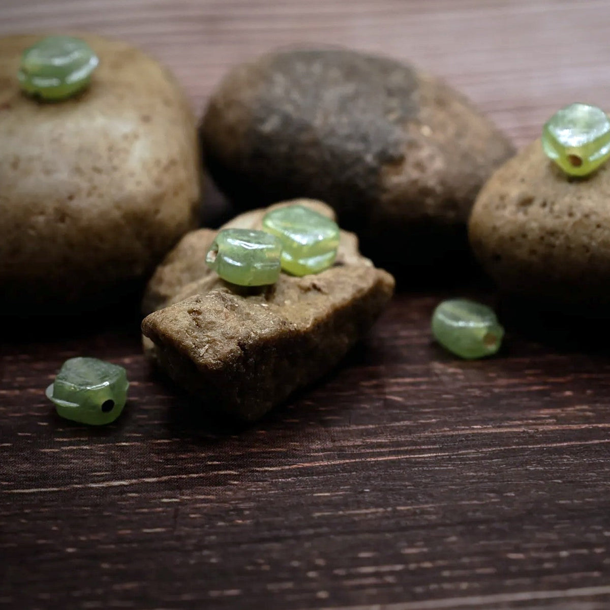 Liten ljusgrön oval glaspärla