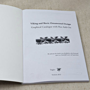 Viking and Slavic Ornamental Design – uppslagen titelsida med djurornamentik i svartvitt