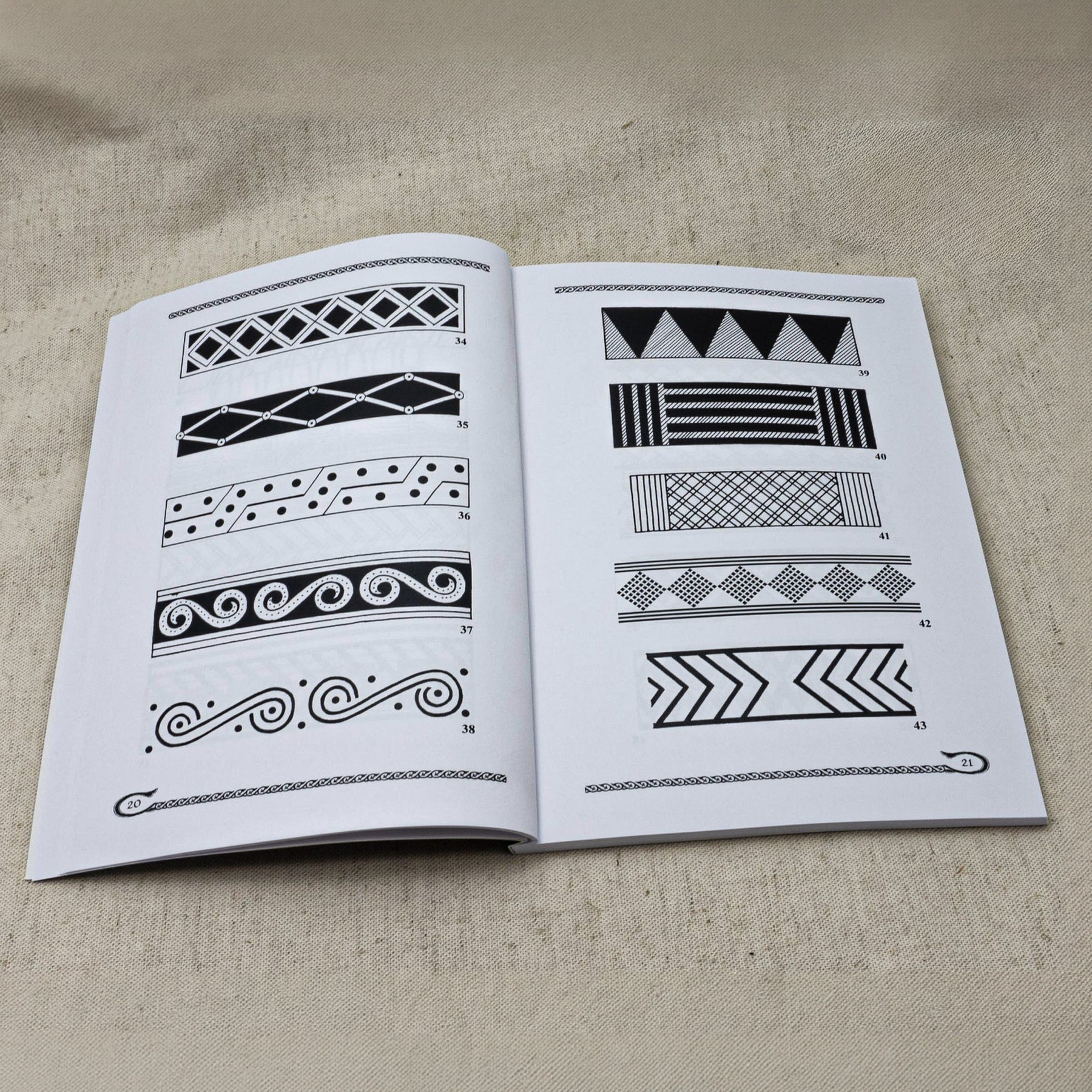 Viking and Slavic Ornamental Design – uppslag med numrerade bårdmönster 34–43