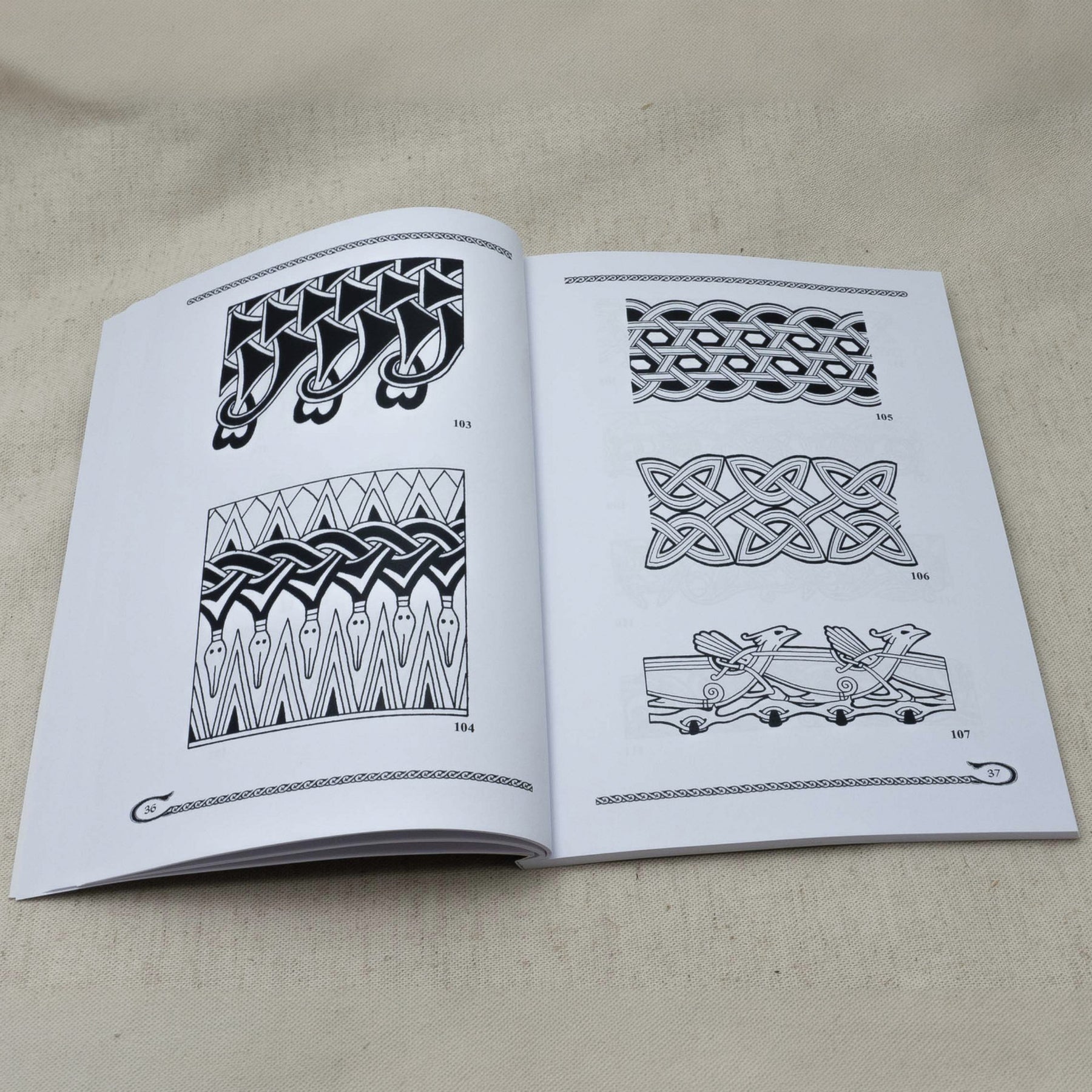 Viking and Slavic Ornamental Design – uppslag med bårdmönster 103–107, flätverk och djurornamentik