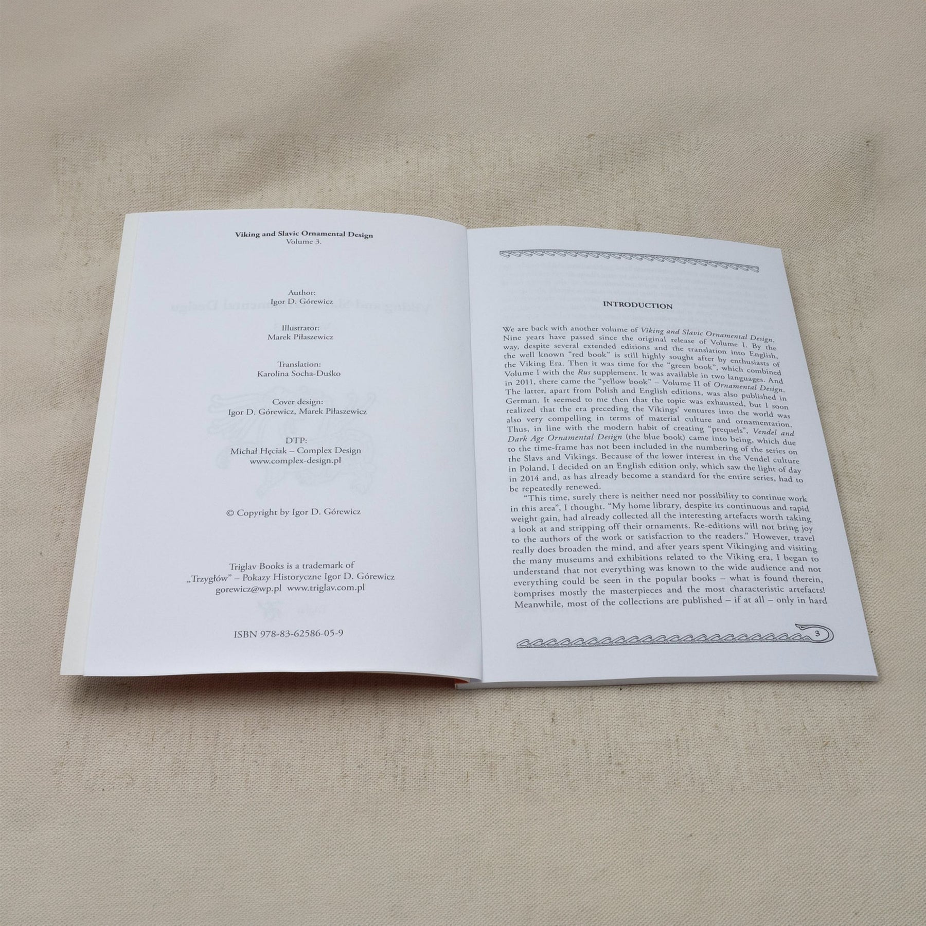 Vol. 3 – uppslagen bok med kolofon och introduktionstext