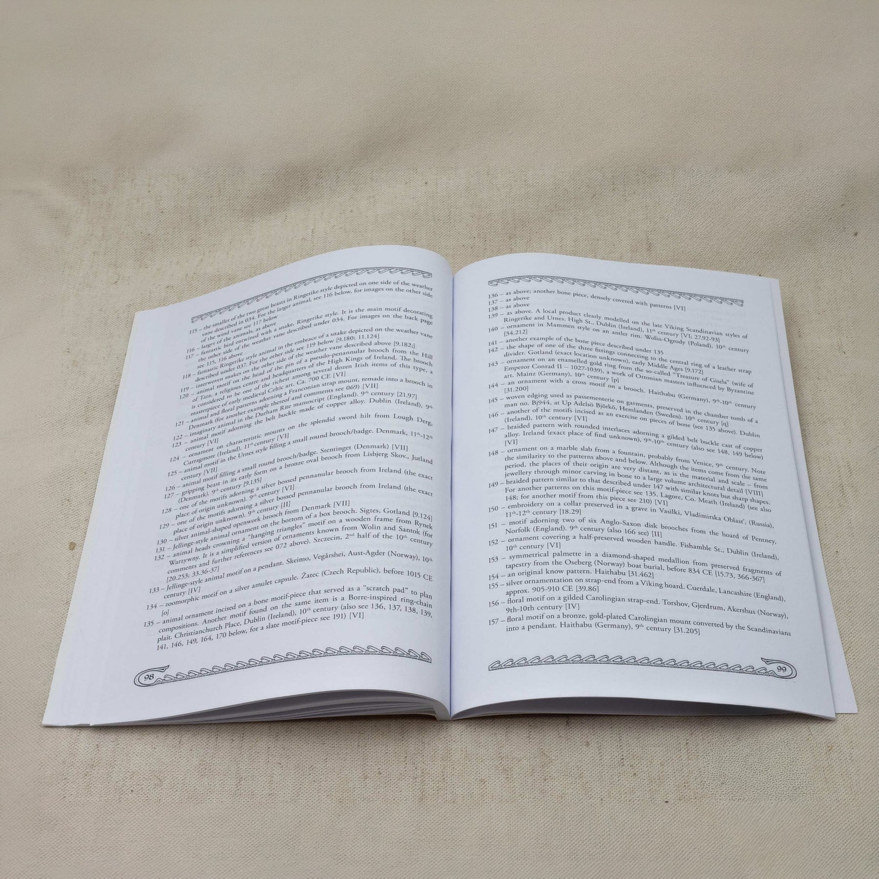 Vol. 3 – uppslagen bok med katalog över fynd och källförteckning