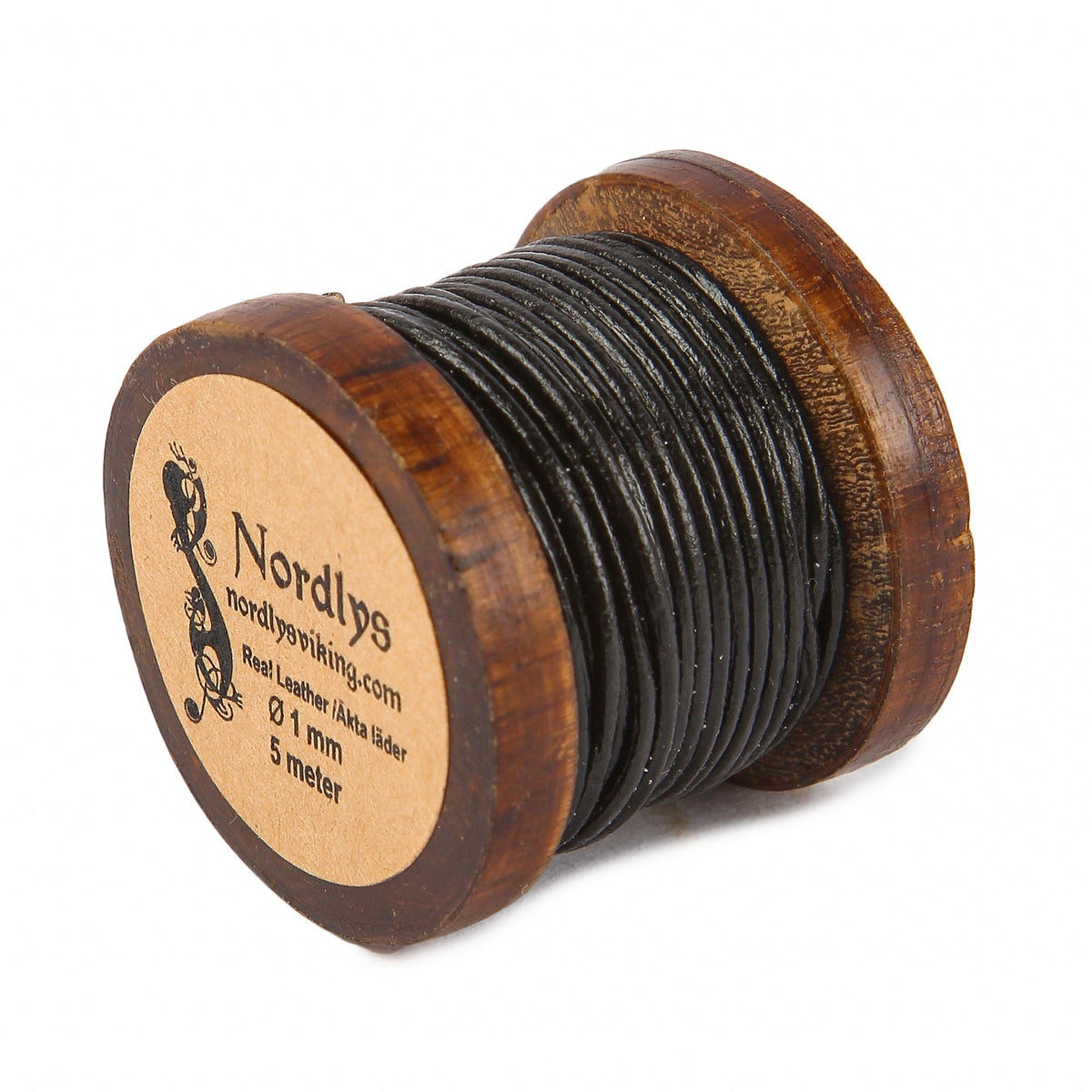 Svart läderband 5 meter på träspole lutad mot vit bakgrund. Träspolen visar Nordlys-märkning och naturlig kornstruktur. Lädersnöre vridet fram som sampel nedan.