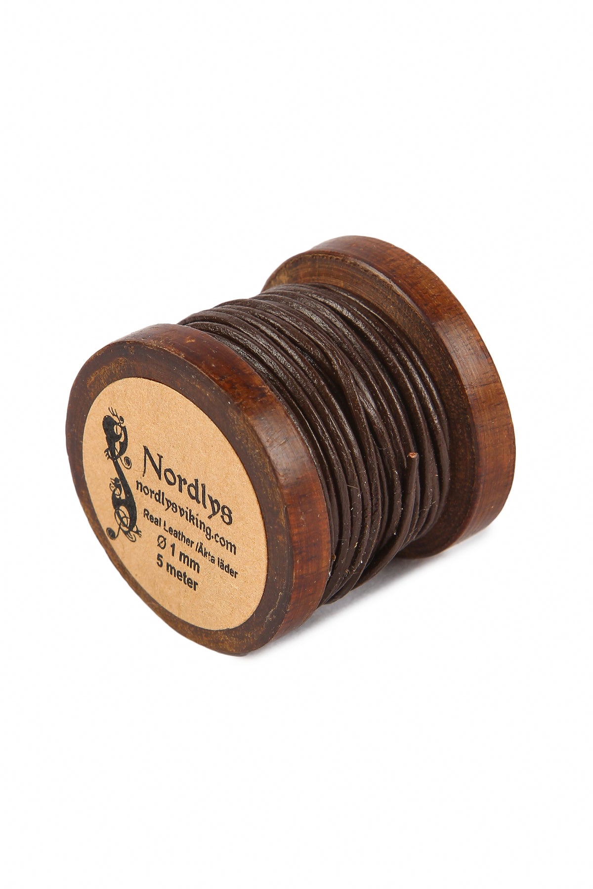 Läderband på traspole sett från sida - 1mm tjockt läderband med brunt färg, märkt med Nordlys Viking logo och produktinformation. Träspolen innehåller 5 meter läderband.