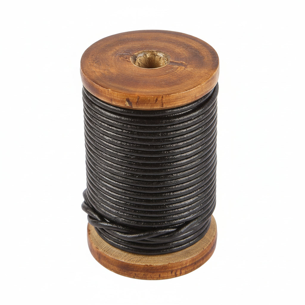 Läderband 5 meter från sidan - träspole från sidovy visar det vundna leather cord mönstret, naturlig träfinish