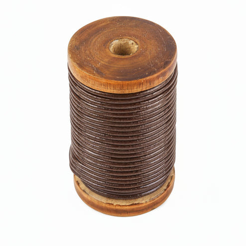 Översidesvy av träspole med brunt läderband lindad tätt runt tromlen - Nordlys Vikings 2mm kalvskinnslädersträng