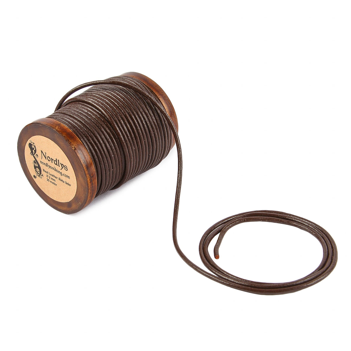 Läderband från Nordlys Viking på träspole - 2mm tjockt, 20 meter långt brunt läderband. Spolen visas från sida med märkning synlig och läderband delvis utrullat för att visa tjockleken och texturen.