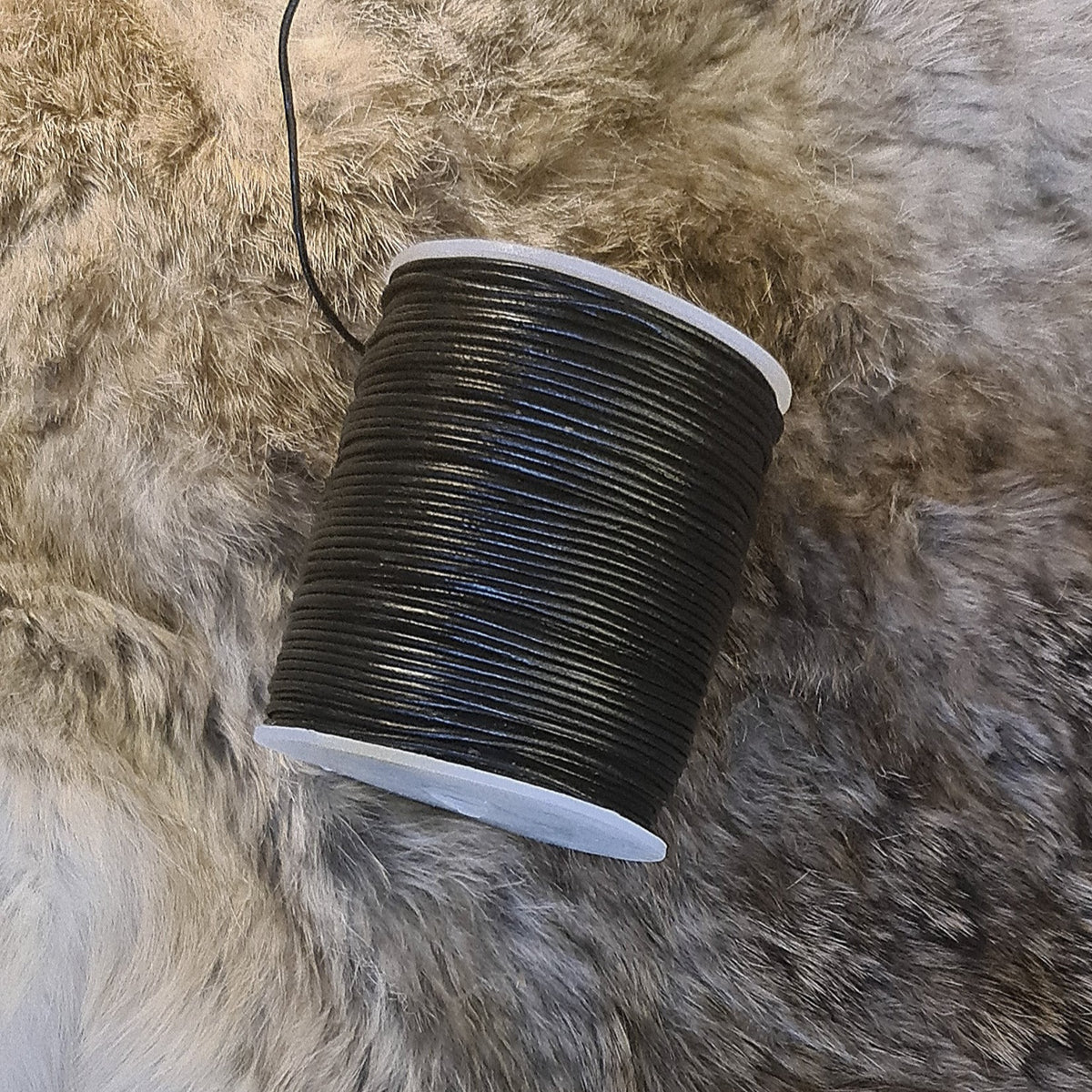 Leather strap black 1mm, 100 meters/roll