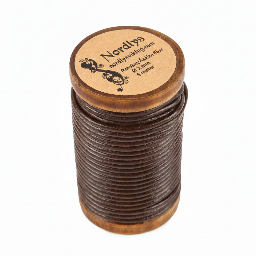 Nordlys Vikings bruna läderband på träspole - 2mm tjockt kalvskinnslädersträng, fem meter på träspole med Nordlys-märke