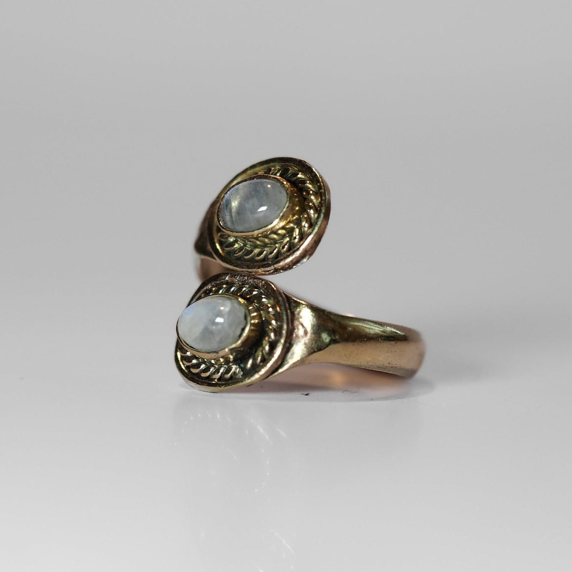 Denna ring är designat som et öppet band om fingret. Mässingens är tillräckligt mjuk och flexibel till att ringen kan justeras i storlek efter behov.Ring med månsten