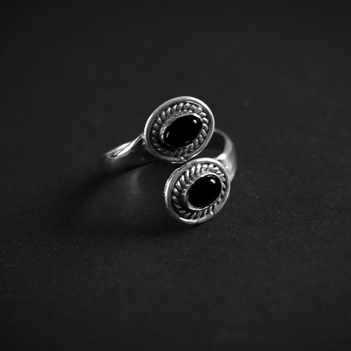 Denna ring är designat som et öppet band om fingret. Mässingens är tillräckligt mjuk och flexibel till att ringen kan justeras i storlek efter behov.. Svart agat