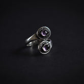 Denna ring är designat som et öppet band om fingret. Mässingens är tillräckligt mjuk och flexibel till att ringen kan justeras i storlek efter behov.Ametist