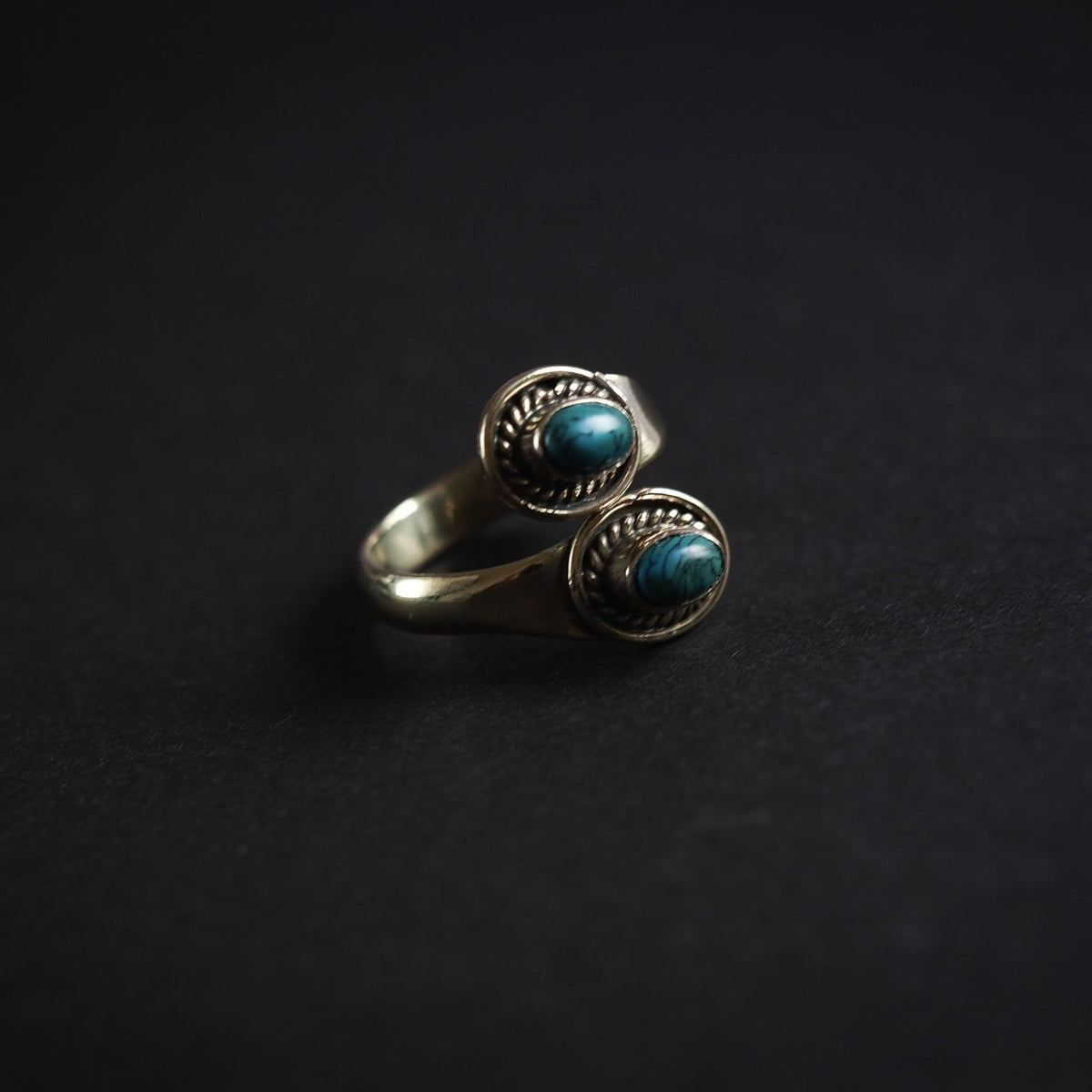 Turkos, mässing.Denna ring är designat som et öppet band om fingret. Mässingens är tillräckligt mjuk och flexibel till att ringen kan justeras i storlek efter behov.