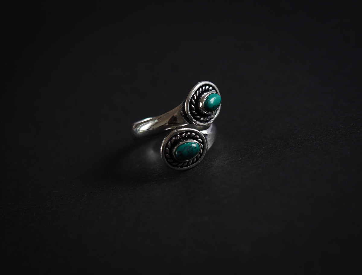 Turkos ,silver,Denna ring är designat som et öppet band om fingret. Mässingens är tillräckligt mjuk och flexibel till att ringen kan justeras i storlek efter behov.