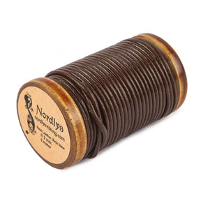 Träspole med tjugo meter brunt läderband upplindat, sett från sidan - premium kalvskinnslädersträng från Nordlys Viking