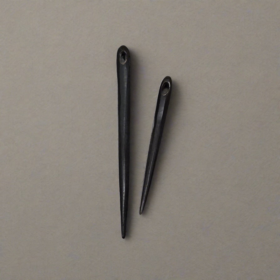 Needle binding needle made of horn