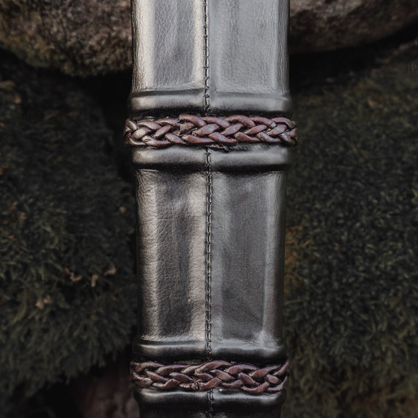 Svärdskida från ovan - läderslida med två flätade metallband och mittömsöm, vikingatida utförande