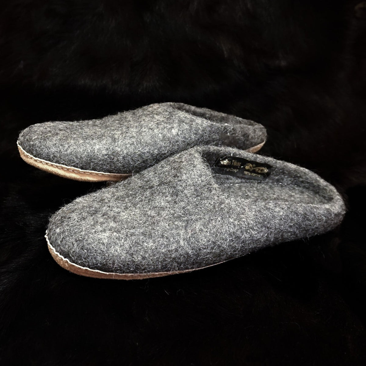 Slip-in slipper with leather sole