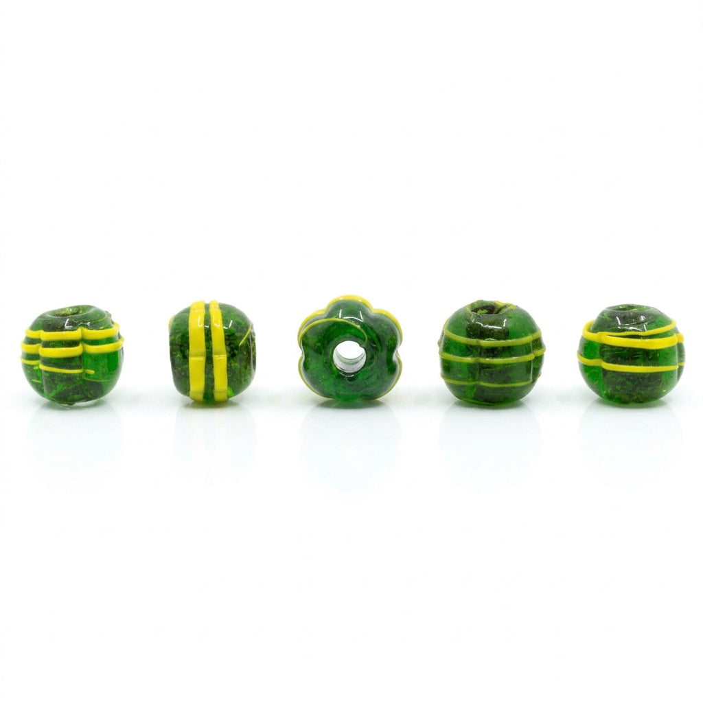 Mørkegrønn melonformet glassperle med gul dekor – fem perler, spiral- og linjemønsteret synlig tydelig